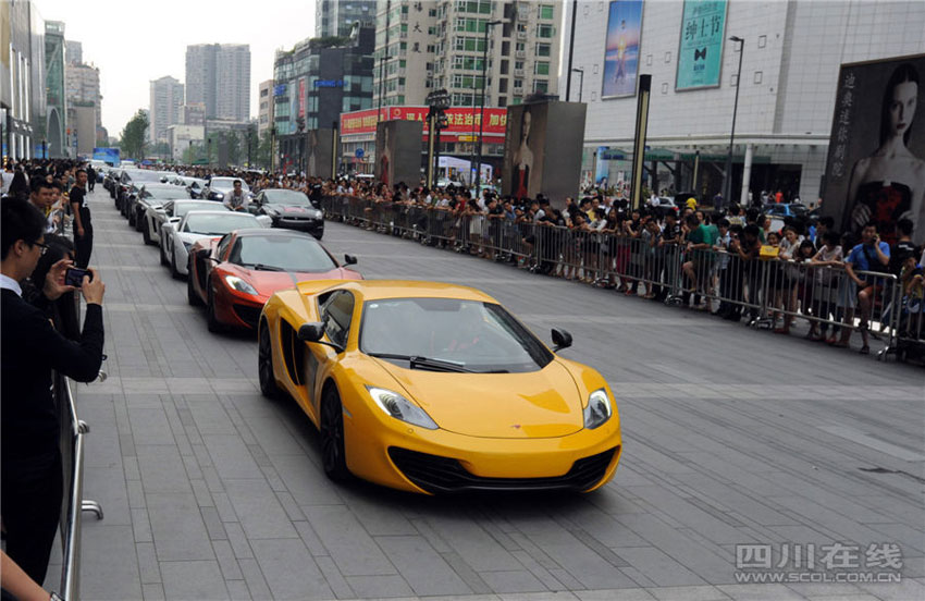 Treffen der Luxuskarossen in Chengdu