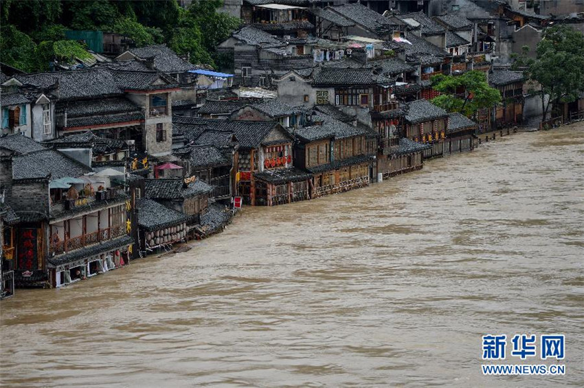 Fenghuang nach Regen unter Wasser