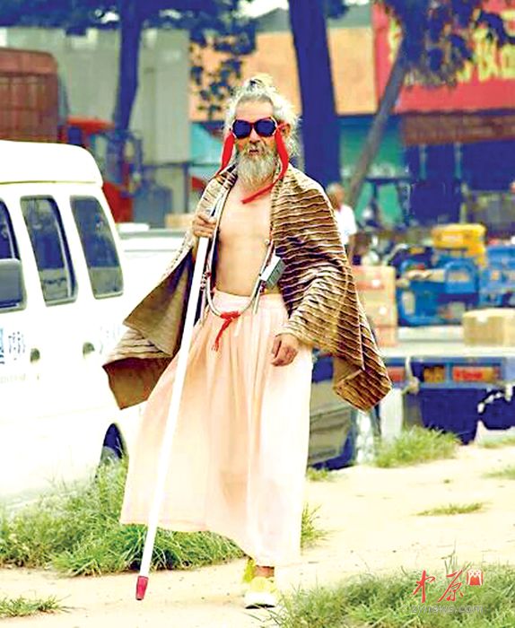 ?Modebewusster“ Landstreicher wird Online-Star