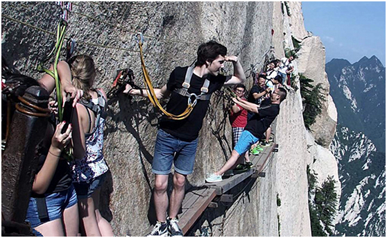 Der Holzsteg Changkong befindet sich an der ?stlichen Felswand am Südgipfel des Huashan.