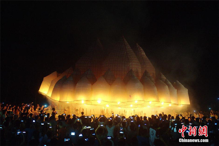 Hainan: Riesige fliegende Laterne mit Durchmesser von 40 Metern