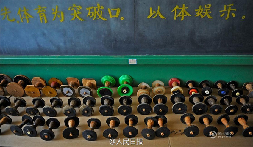 Geschickter Sportlehrer: 8000 Sportger?te von Hand gefertigt