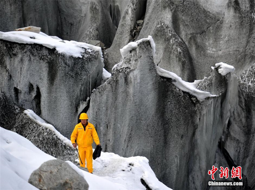 Wer einmal eine Reise in das Hailuo-Tal in der Provinz Sichuan gemacht hat, war bestimmt von der einzigartigen Gletscherlandschaft beeindruckt. Aber die Müllm?nner, die in den Seilen h?ngen und Klippen und Gletscher vom Abfall befreien, werden selten bemerkt.