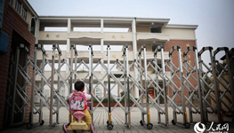 Kuan Yahui ist ein achtj?hriges M?dchen mit einer K?rpergr??e von nur 80 Zentimetern. Ihr gr??ter Traum ist es, die Schule besuchen zu k?nnen. 