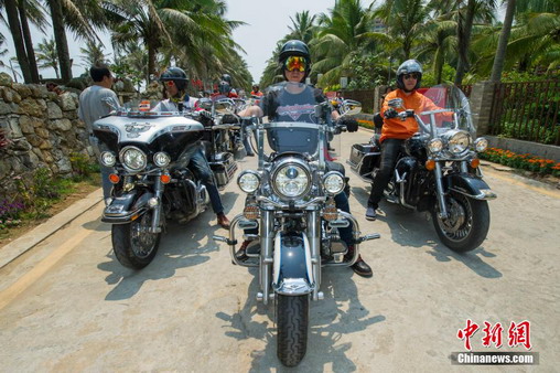 Harley Davidson Motorradkolonne taucht in Boao auf Hainan auf