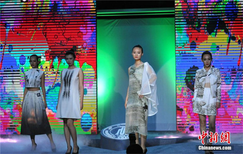 Pr?sentation der von Studenten geschaffenen Kleidermoden