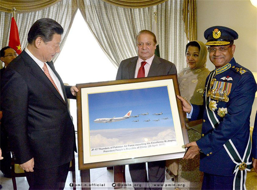 JF-17 der pakistanischen Luftwaffe fliegt über Himalaya