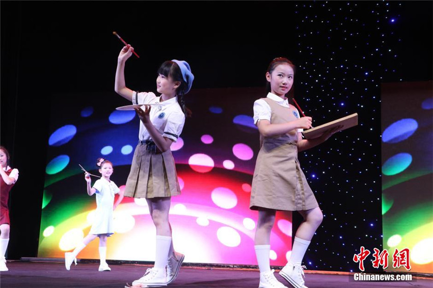 Pr?sentation der Schuluniformen in Ningbo