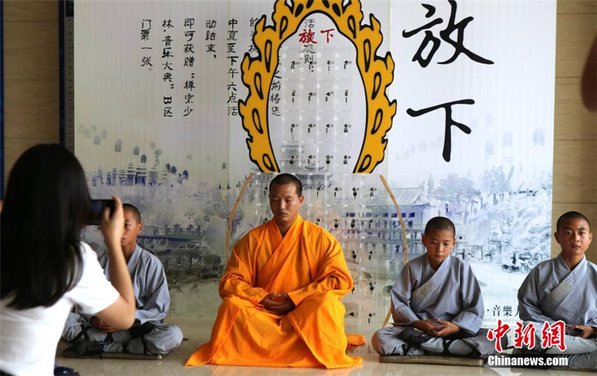 Shaolin-M?nche meditieren vergeblich für Tag ohne Handy