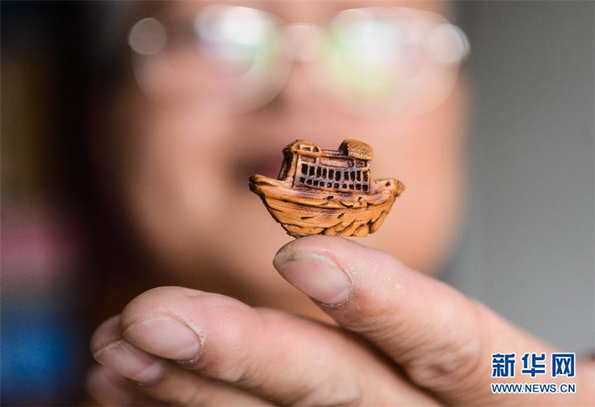 Pfirsichkern-Schnitzereien als Glücksbringer