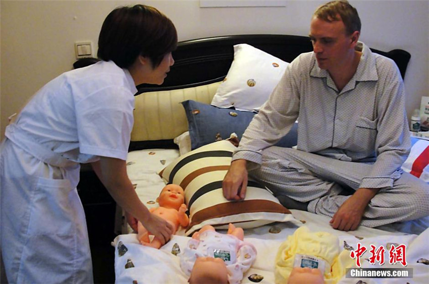 Brite erlebt das ?Monatssitzen“ in Shanghai