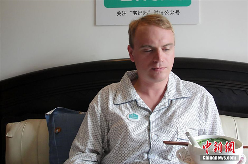 Brite erlebt das ?Monatssitzen“ in Shanghai