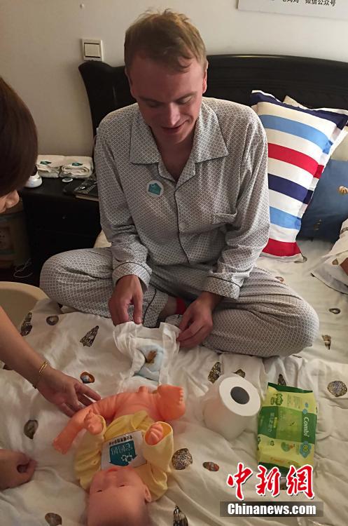 Brite erlebt das ?Monatssitzen“ in Shanghai