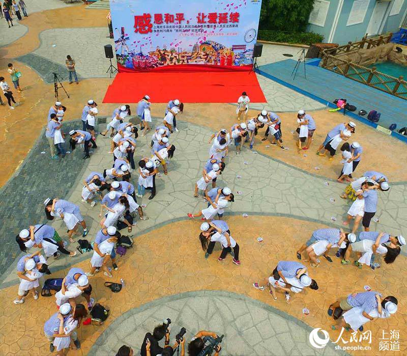 70 ?Siegesküsse“ in Shanghai