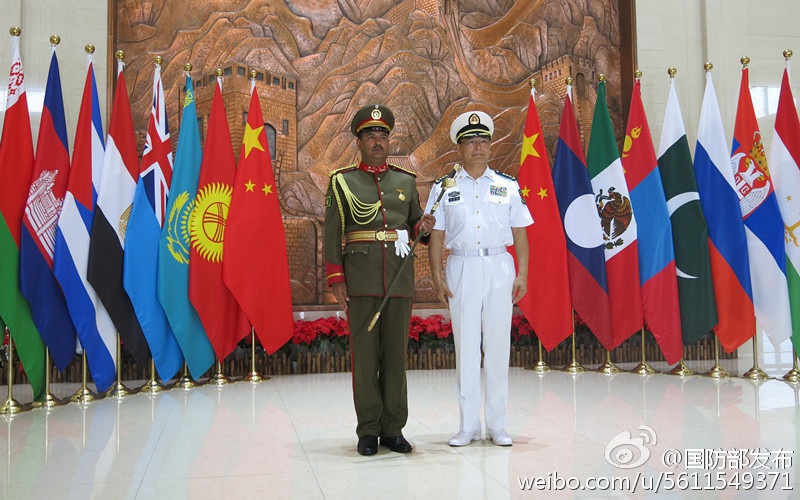 Ausl?ndische Paradenteilnehmer erhalten Gedenktafel