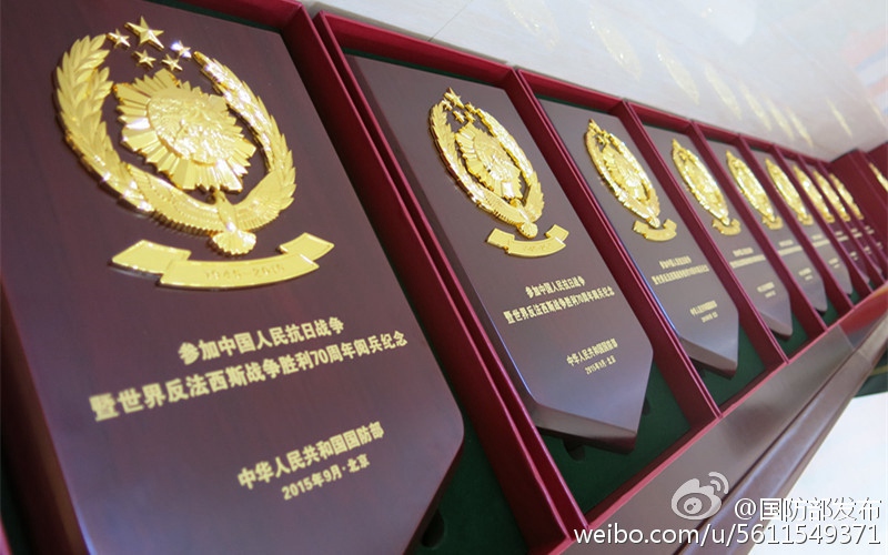 Ausl?ndische Paradenteilnehmer erhalten Gedenktafel