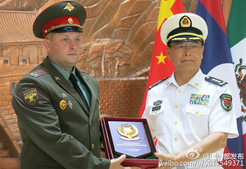 Ausl?ndische Paradenteilnehmer erhalten Gedenktafel