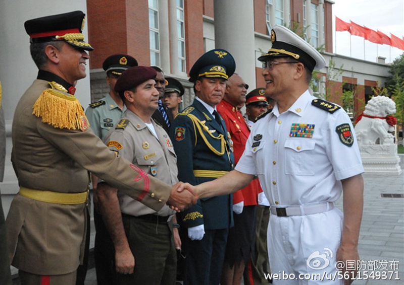 Ausl?ndische Paradenteilnehmer erhalten Gedenktafel