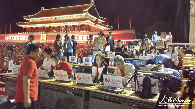 People’s Daily Online übertr?gt die Parade auf dem Tiananmen