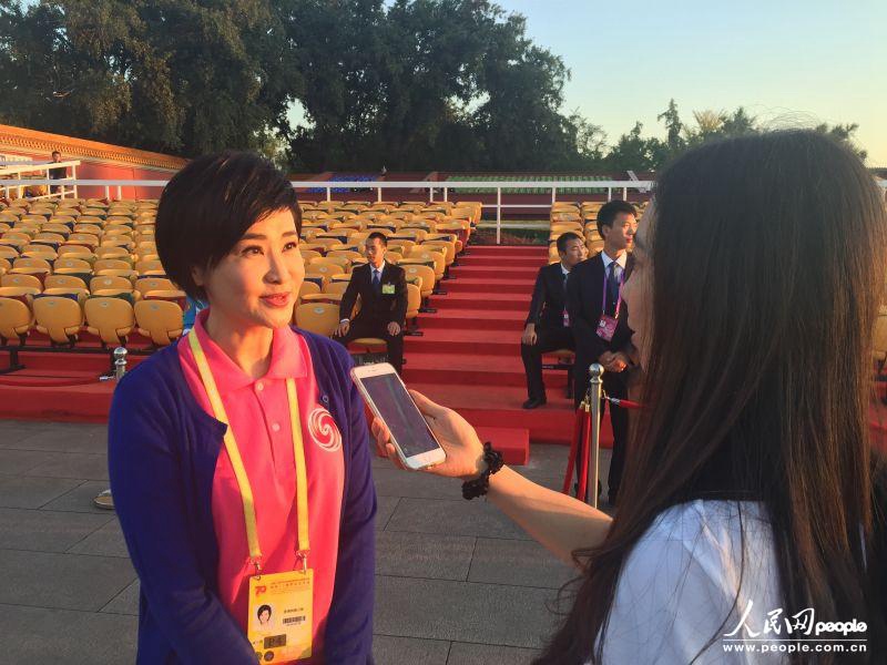 People’s Daily Online übertr?gt die Parade auf dem Tiananmen