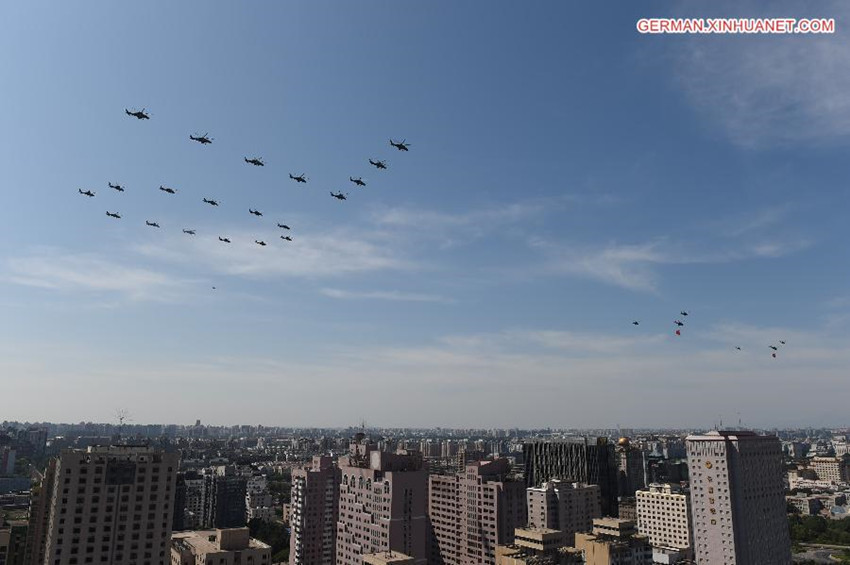 Schulflugzeuge erscheinen bei Parade