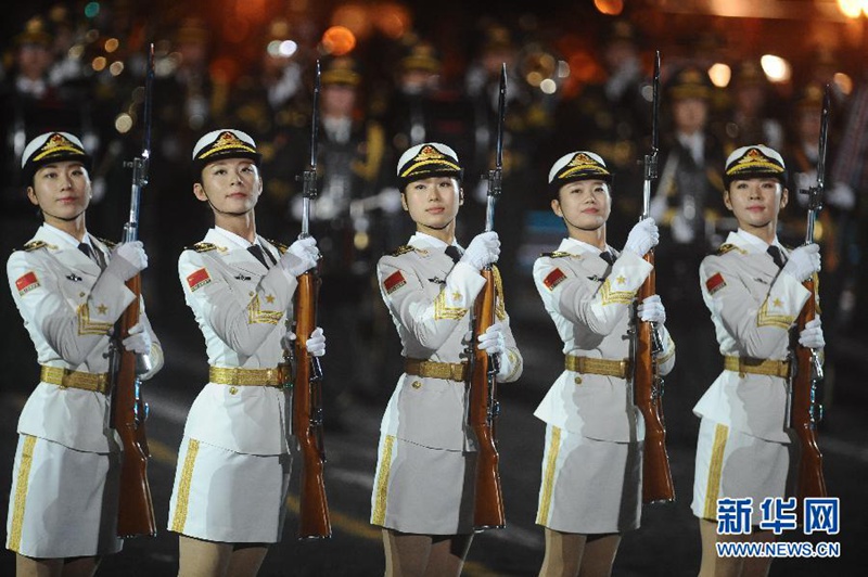 Chinesische Garde-Soldatinnen gl?nzen auf russischem Musikfest