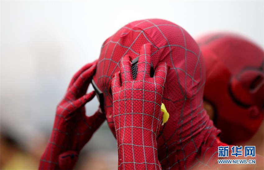 Maskottchen und Maskierte beim Beijing-Marathon