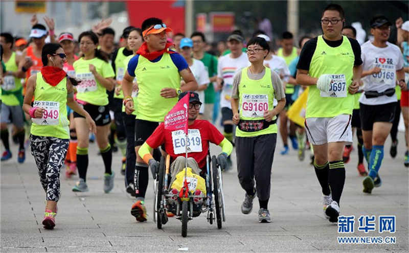 Maskottchen und Maskierte beim Beijing-Marathon
