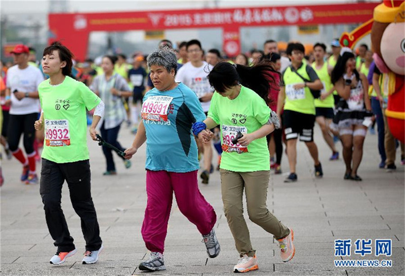 Maskottchen und Maskierte beim Beijing-Marathon
