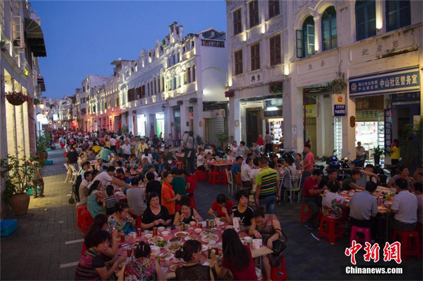 700 Personen speisen unter freiem Himmel