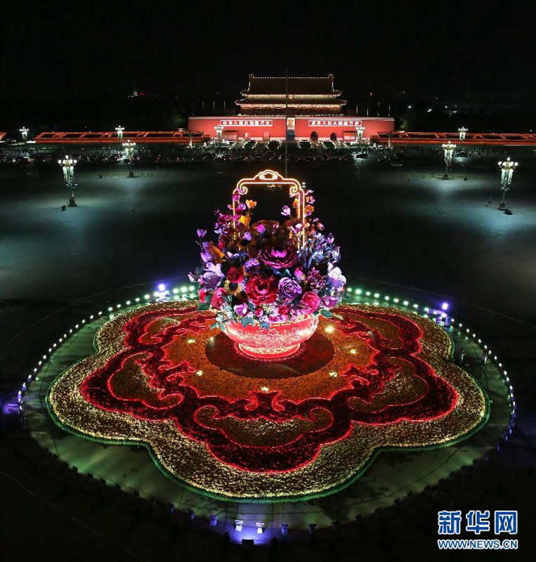 Riesiges Blumenbeet auf dem Tiananmen-Platz