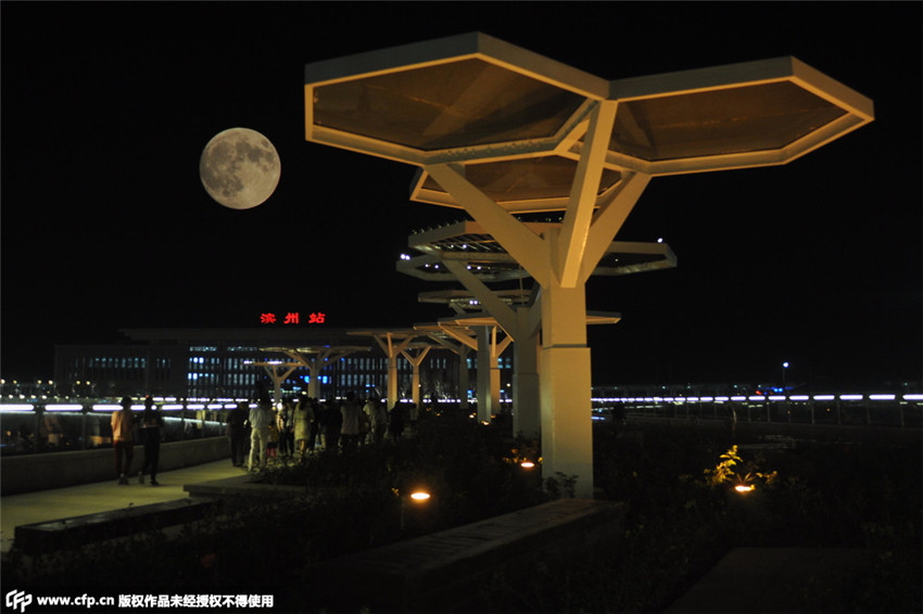 Supergro?er Vollmond über Chinas Himmel