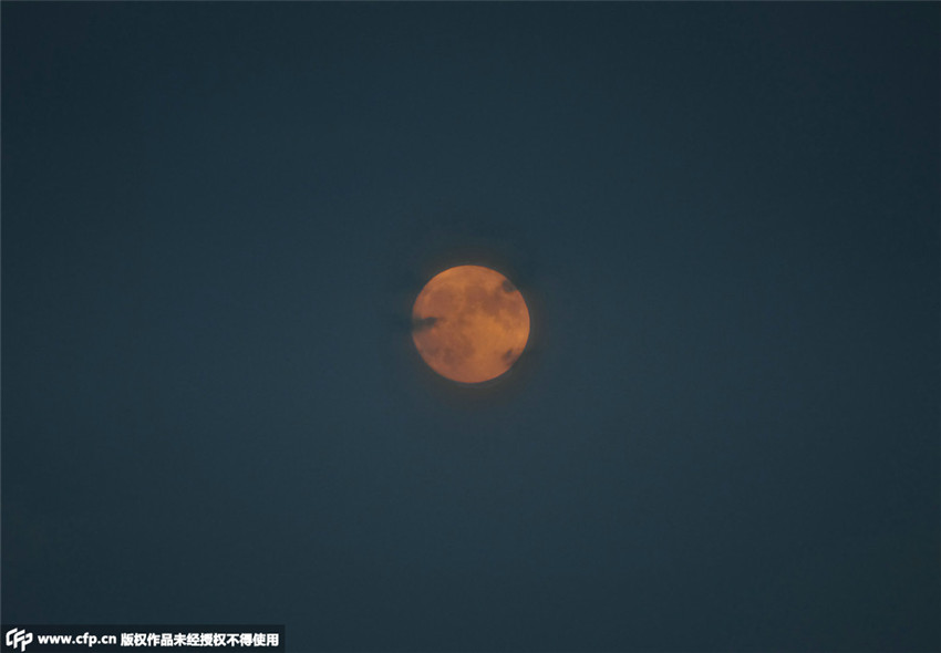 Supergro?er Vollmond über Chinas Himmel