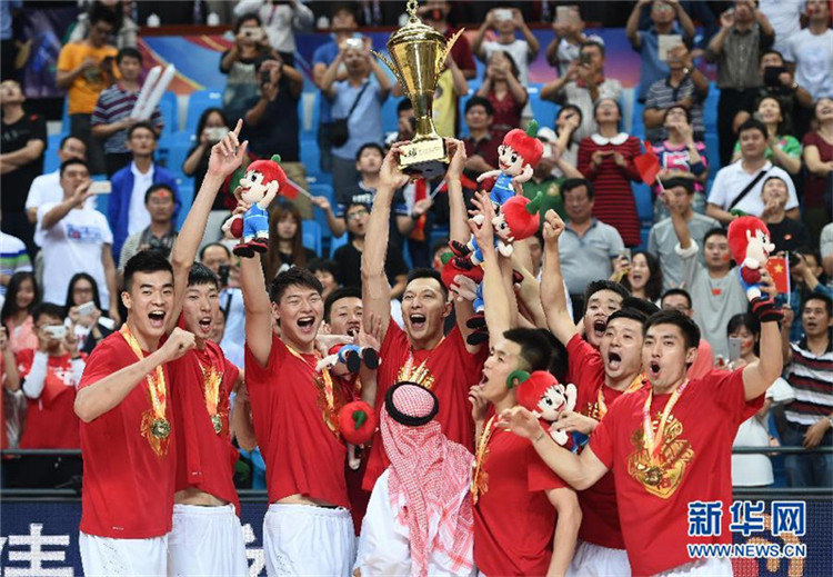 Chinas m?nnliche Basketballmannschaft gewinnt Champion der FIBA Asienmeisterschafter und Eintrittskarte in den Olympischen Spielen in Rio de Janeiro