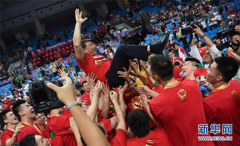 Chinas m?nnliche Basketballmannschaft gewinnt Champion der FIBA Asienmeisterschafter und Eintrittskarte in den Olympischen Spielen in Rio de Janeiro