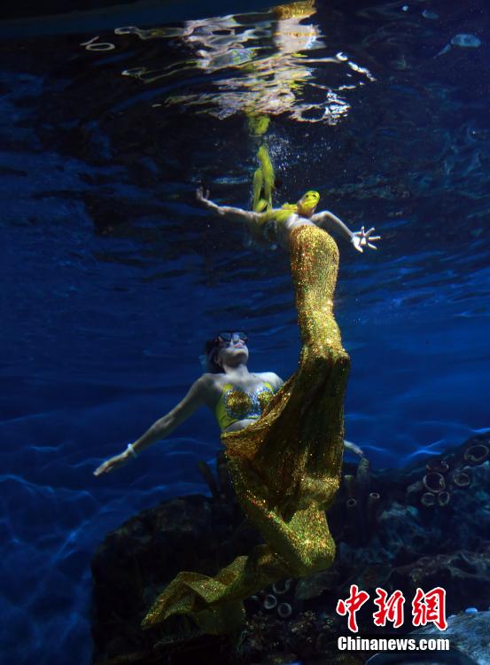 Mutter und Tochter als Meerjungfrauen