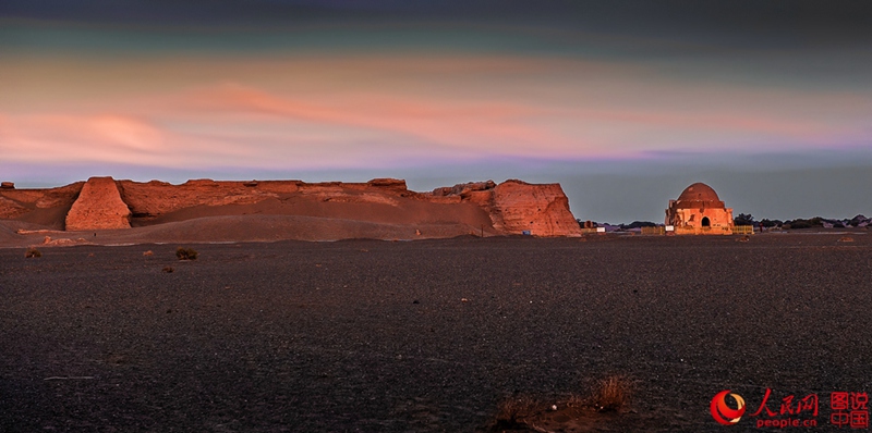 Ruine der ?Schwarzen Stadt“ in der Wüste Gobi