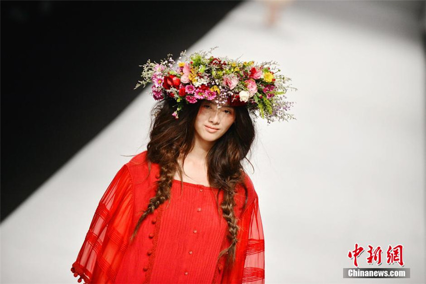 Alt und Jung modelt auf Shanghaier Modenschau