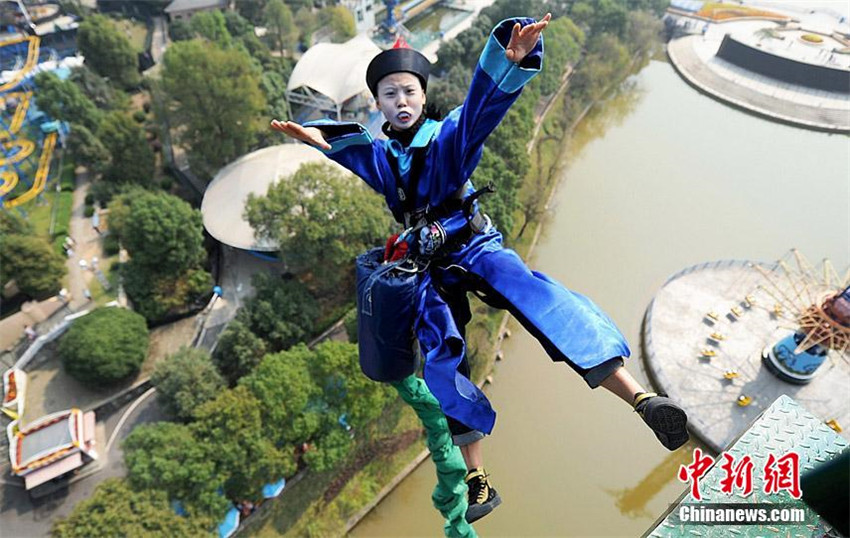 ?Zombies“ machen Bungee-Jumping in Changsha
