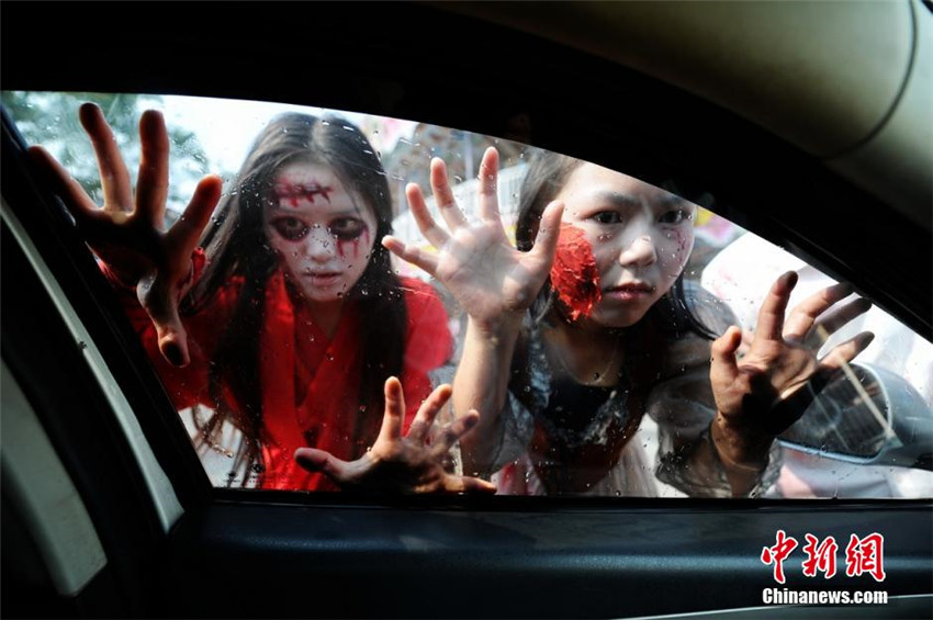 ?Zombies“ machen Bungee-Jumping in Changsha