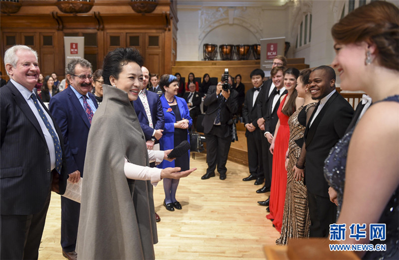 First Lady Peng besucht UK-Schulen