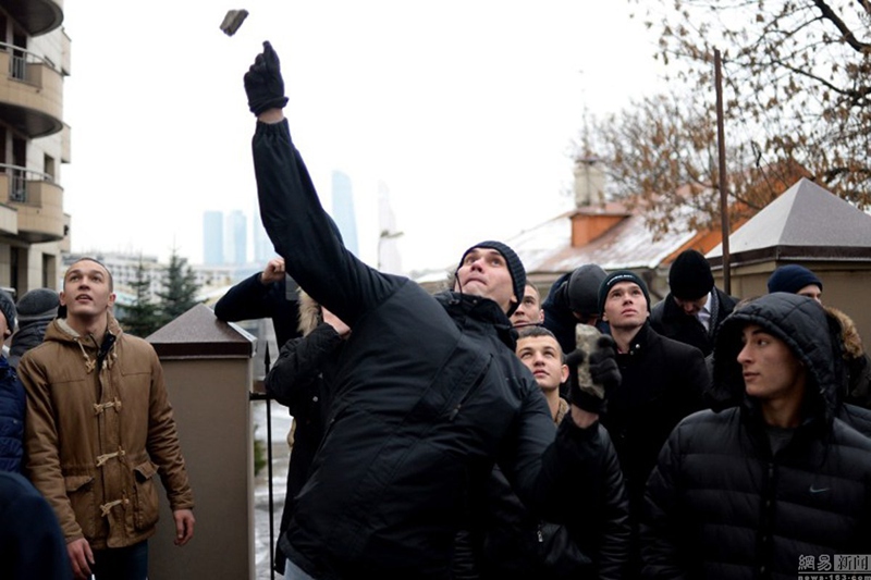 Russische Demonstranten attackieren türkische Botschaft