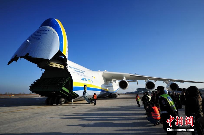 Weltgr??tes Transportflugzeug An-225 bringt deutsche Maschinen nach China