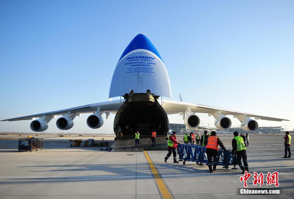 Weltgr??tes Transportflugzeug An-225 bringt deutsche Maschinen nach China