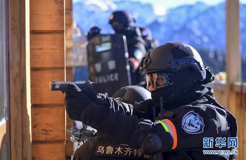 Bereitschaftspolizei übt für die Winterspiele in Urumqi