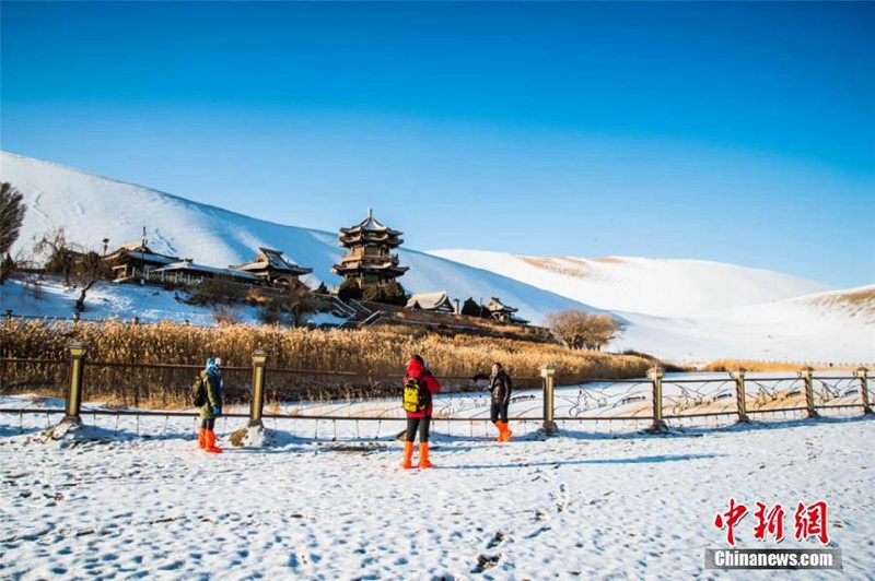Schnee verwandelt Dunhuang in ein Meer aus Wei?