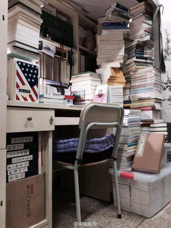 ?Bücher-Invasion“ im Studentenwohnheim