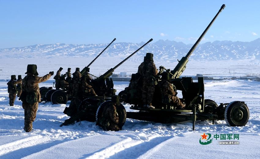 Soldaten der Volksbefreiungsarmee machen Winter-Training