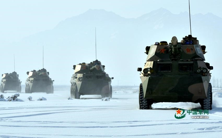 Soldaten der Volksbefreiungsarmee machen Winter-Training