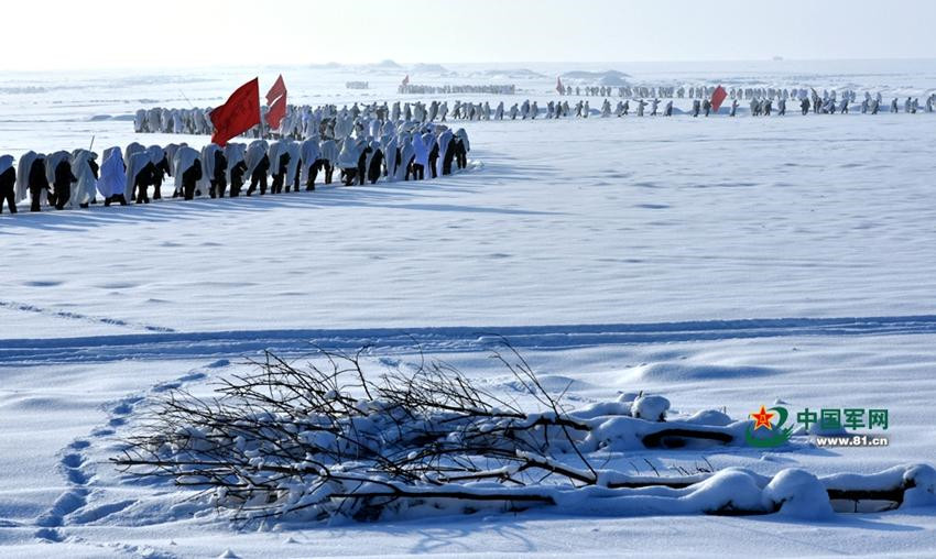 Soldaten der Volksbefreiungsarmee machen Winter-Training